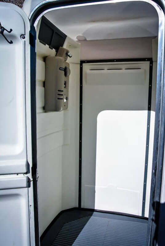 Intérieur d'une cabine de douche mobile