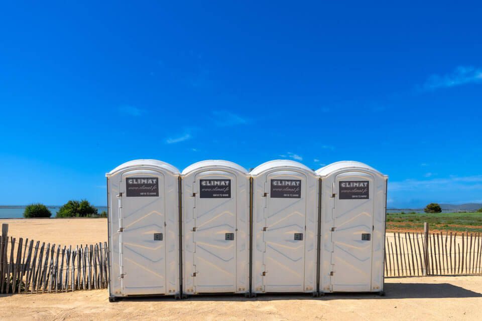 4 toilettes VIP le long de la mer