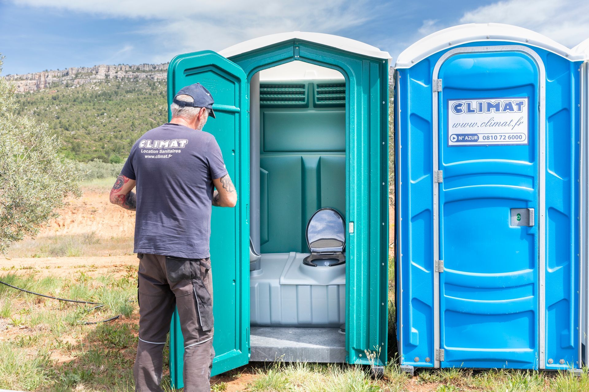 Cabine de toilettes avec un siège et un urinoir