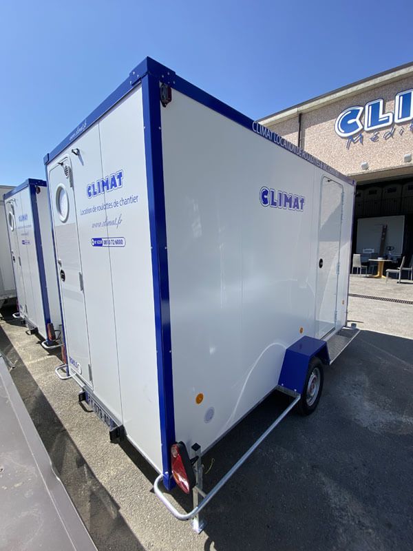 Photo de 3/4 face de la petite roulotte de chantier