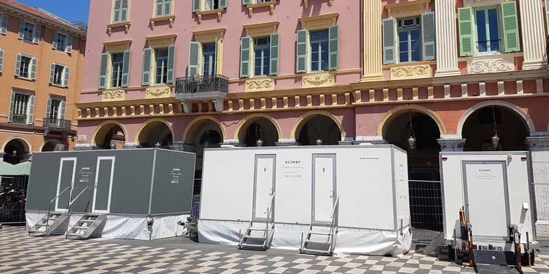 Caravanes sanitaires installées sur une place publique