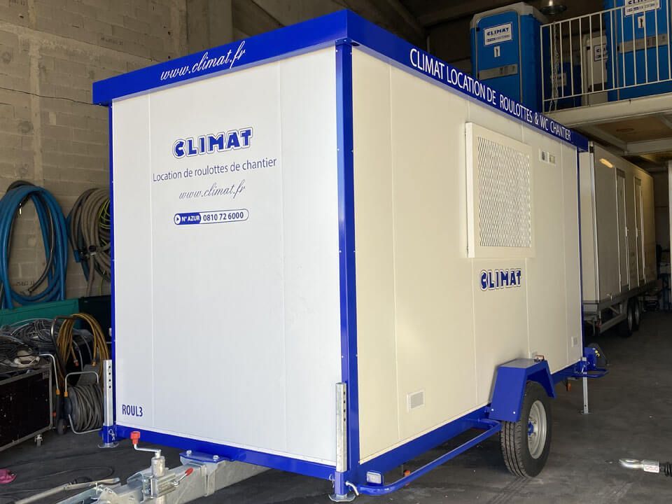 Photo de 3/4 face de la grande roulotte de chantier