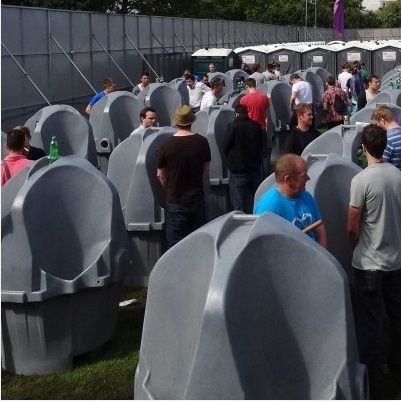 Rangées d'urinoirs dans un festival