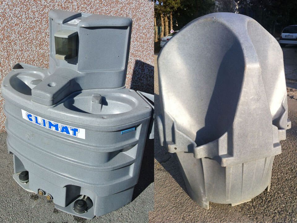 Cabines de toilettes de chantier avec des laves-mains à proximité