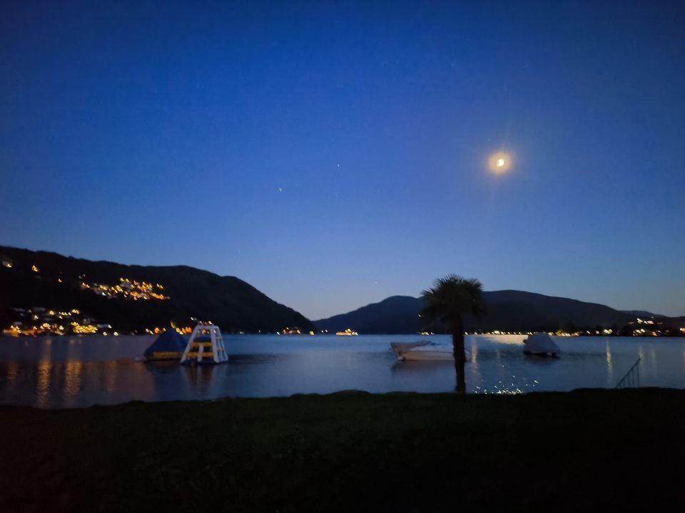 Di notte è visibile la luna piena sopra un lago