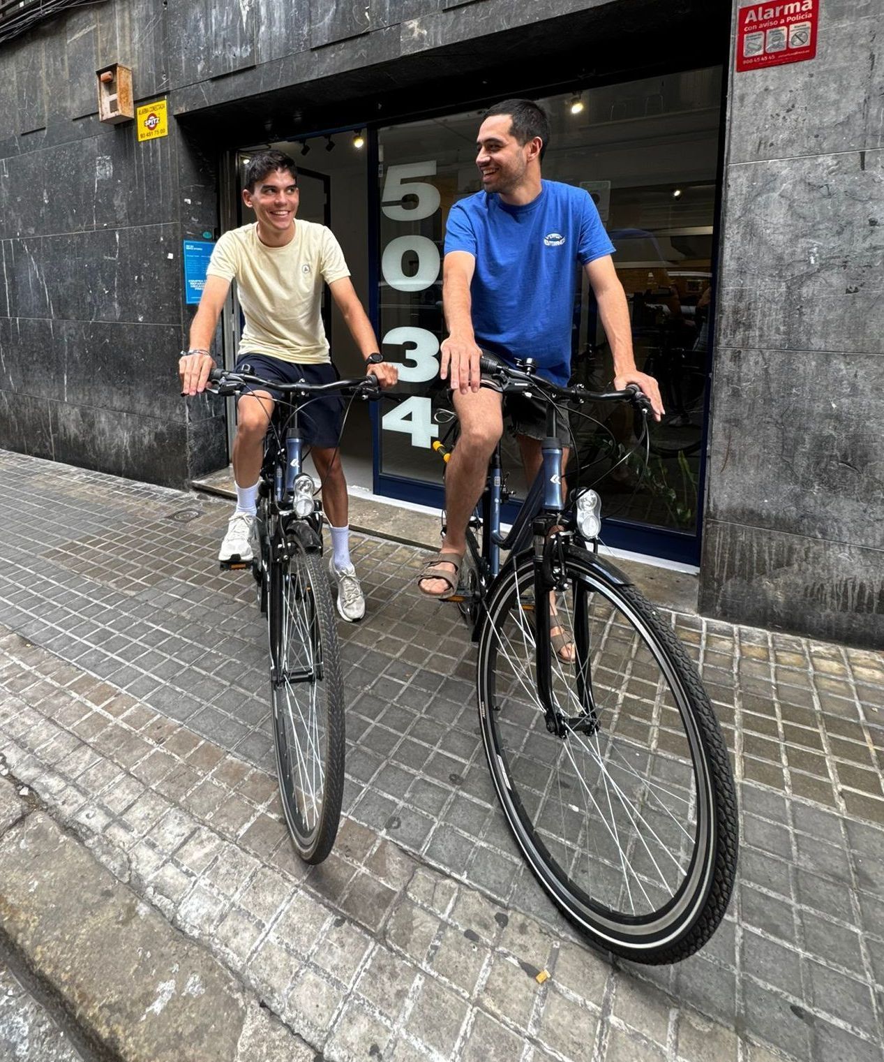 Una bicicleta azul con un portaequipaje trasero sobre un fondo blanco.