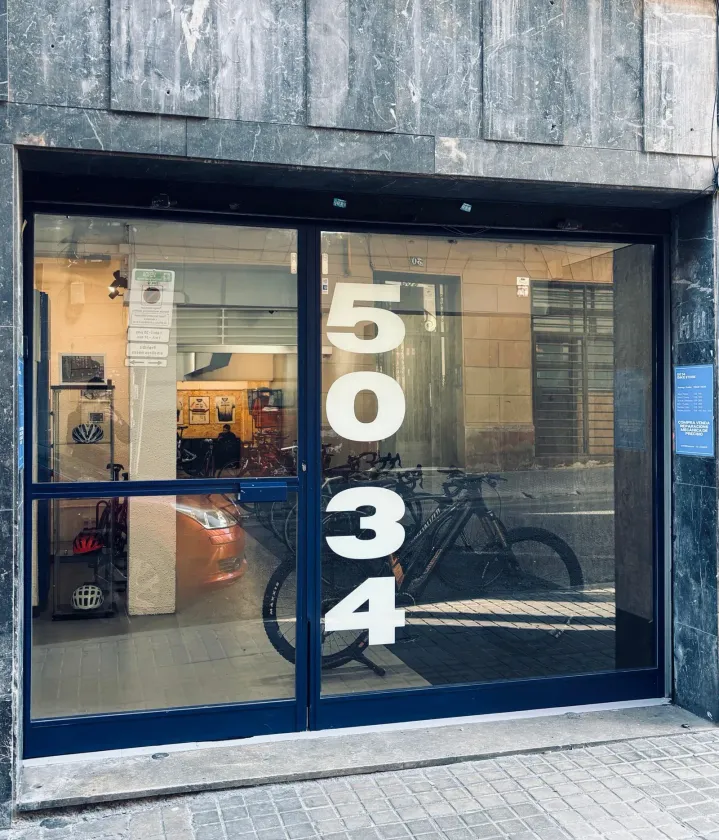 Un escaparate con el número 5004