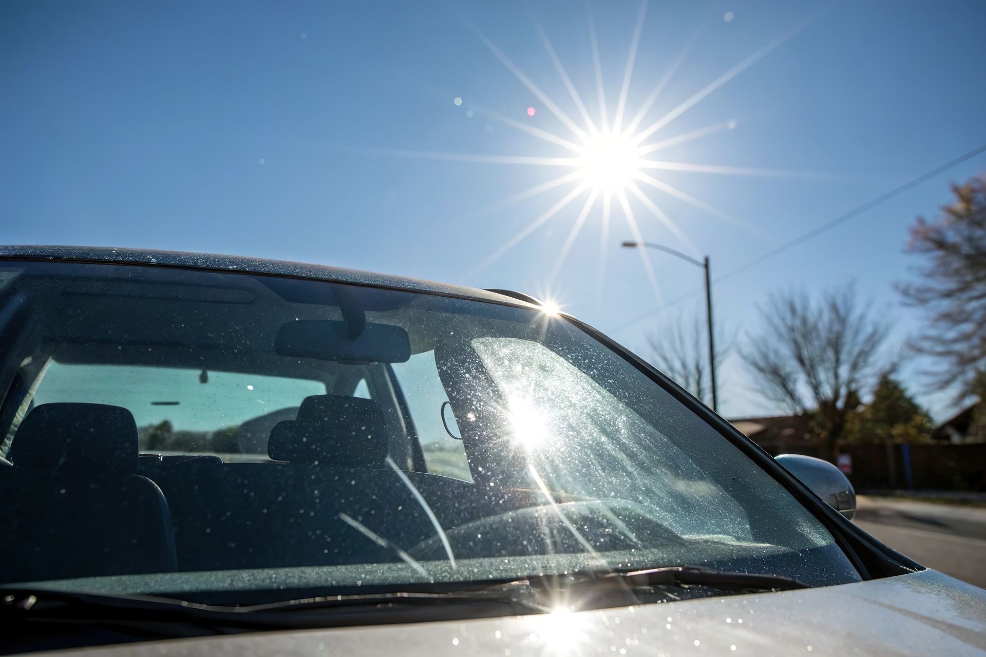 Une voiture avec le soleil derrière