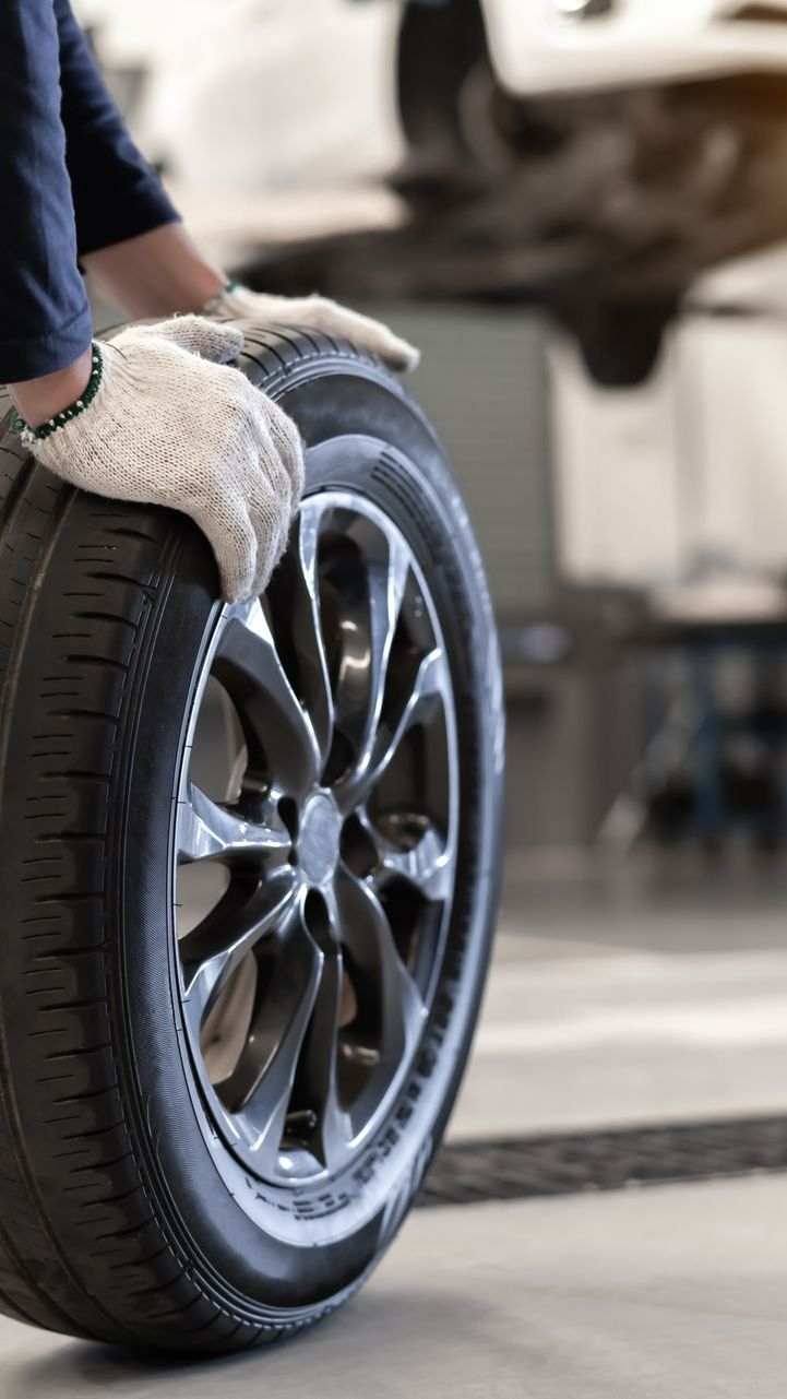 Un mécanicien avec un pneu