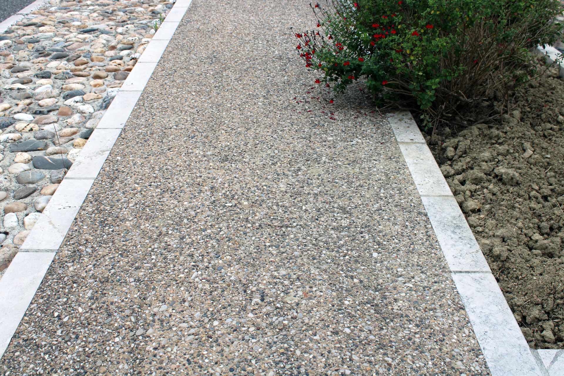 Allée en béton désactivé.