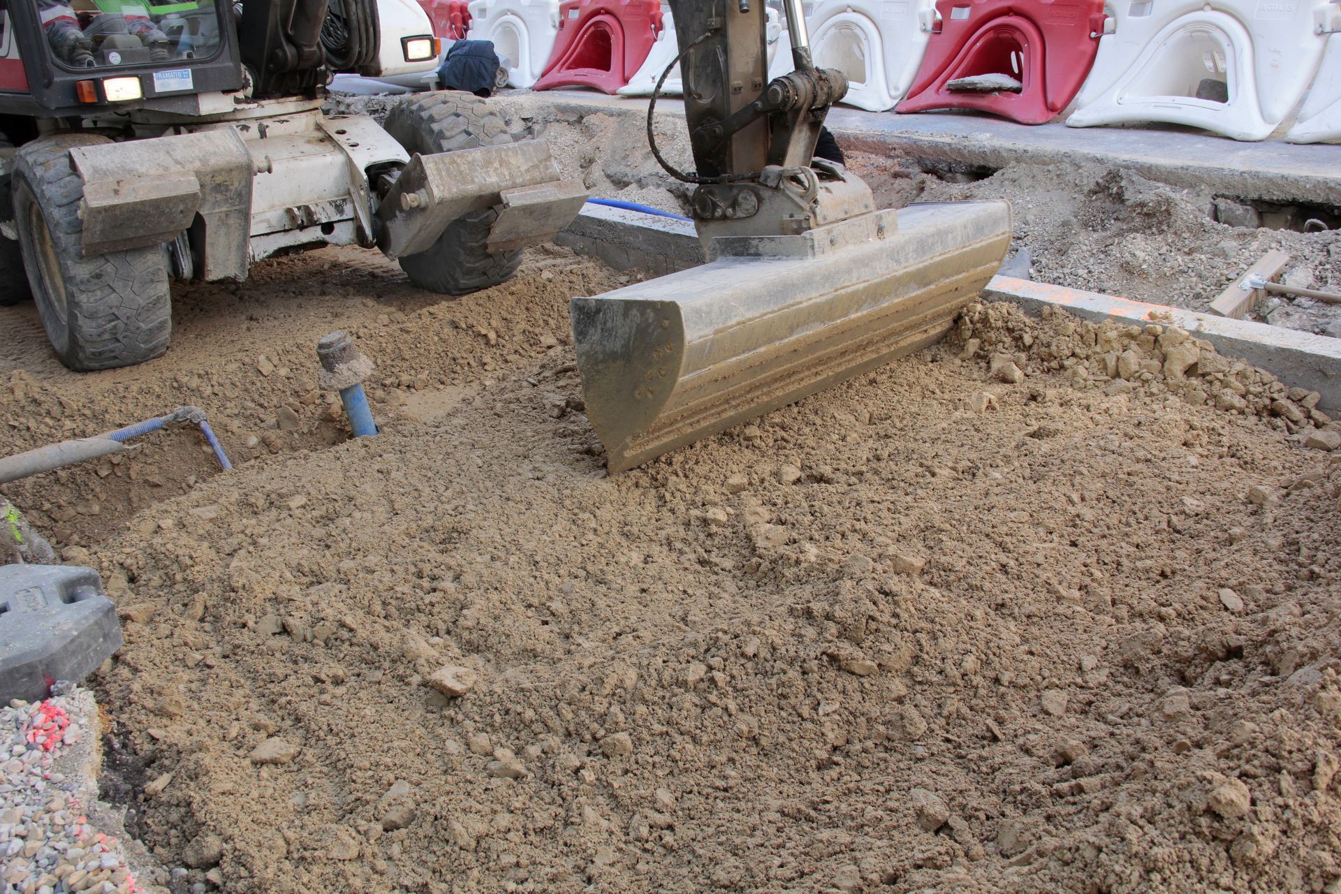 Nivellement de la terre sur un terrain de construction.