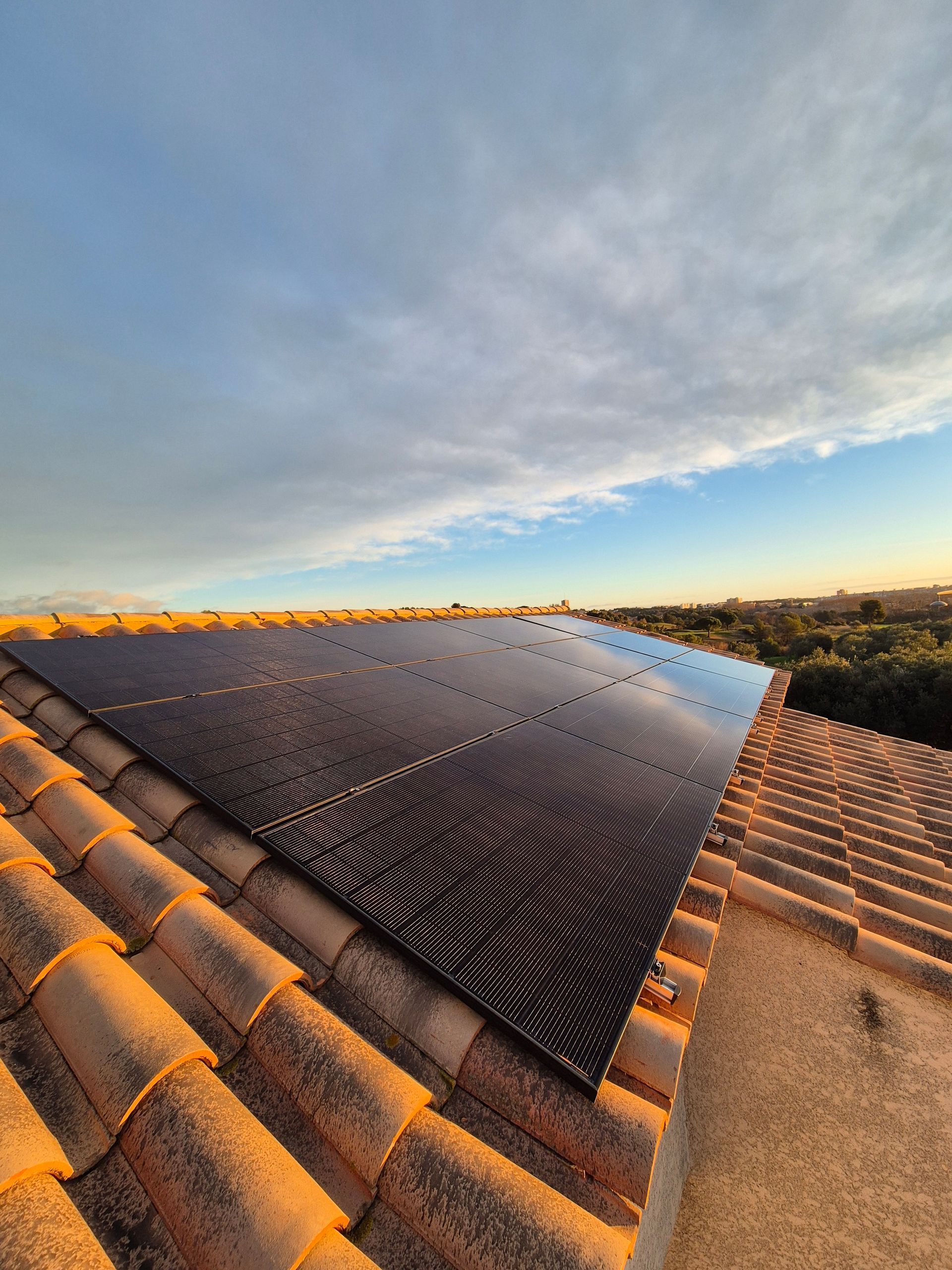 Électricien qui contrôle un panneau photovoltaïque