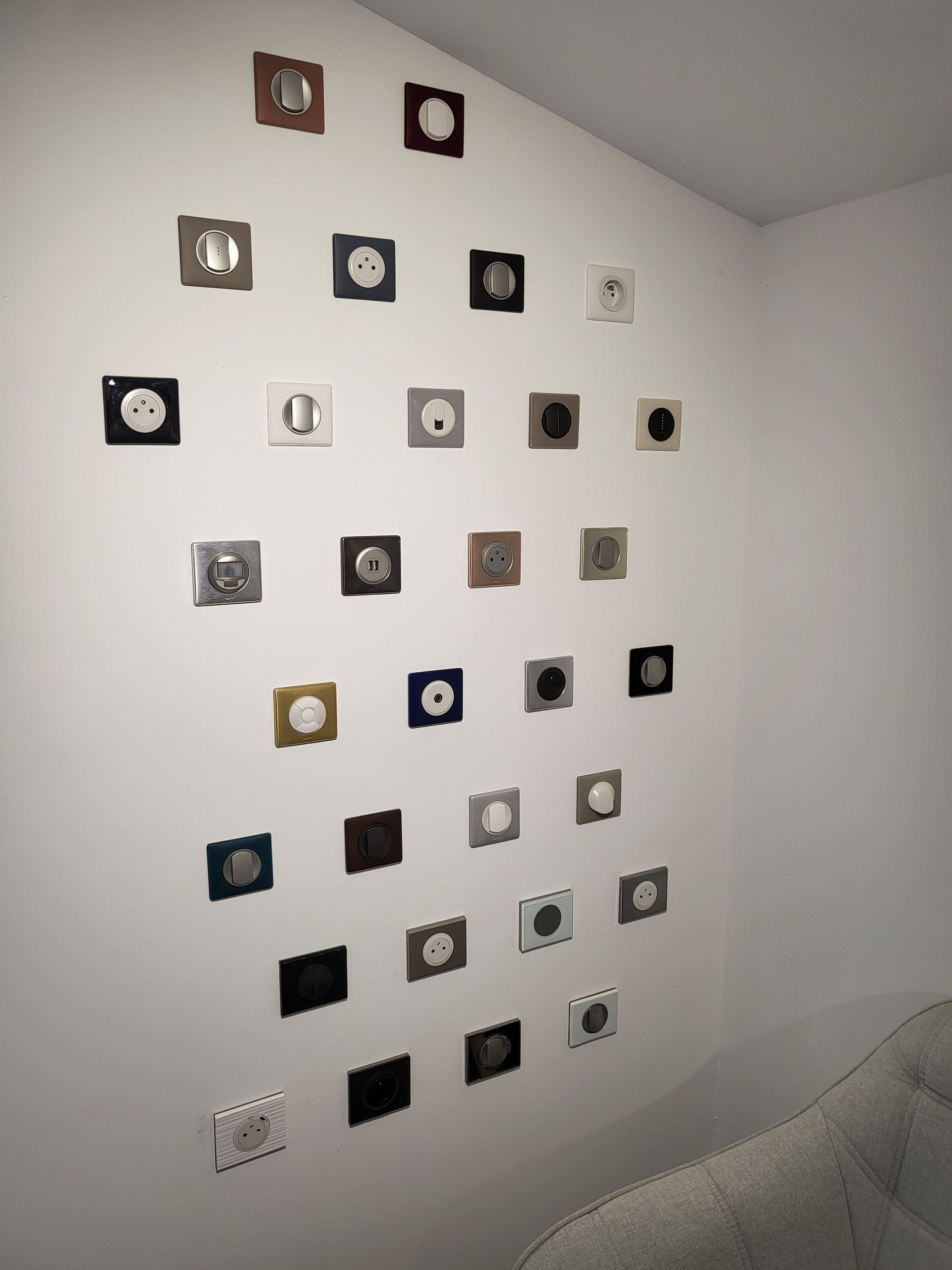 Murs avec plusieurs installations de prises et d'interrupteurs