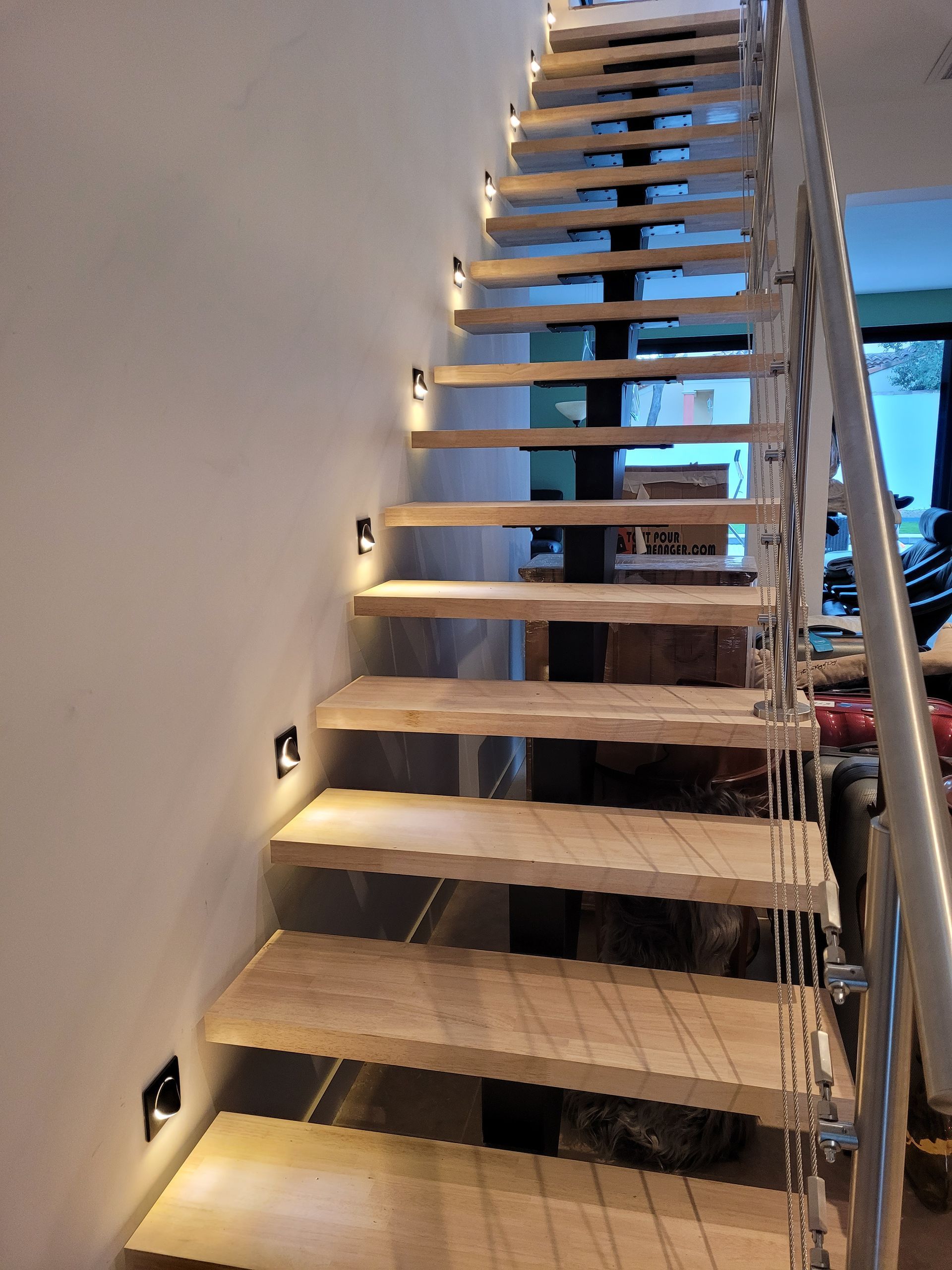 Pose de spots lumineux dans un escalier