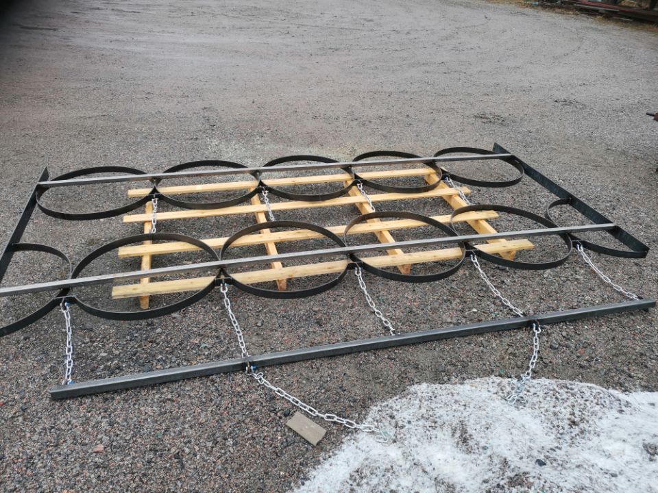Metallirakenne puulavan päällä