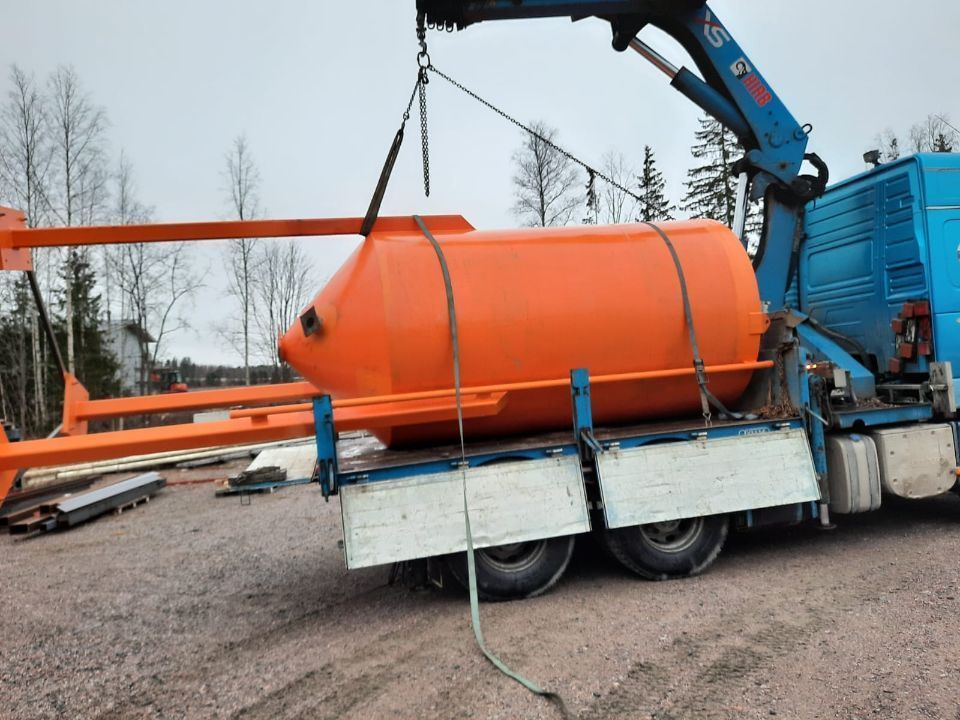 Säiliö kuorma-auton kyydissä