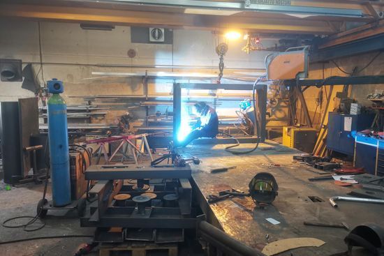 Hitsaaja tekee hitsaustöitä