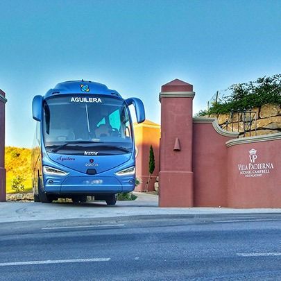 Un autobús azul con la palabra Aguilera en el frente.