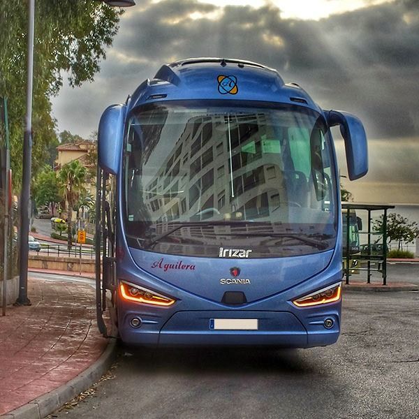 Un autobús azul con la palabra Irizar en el frente.