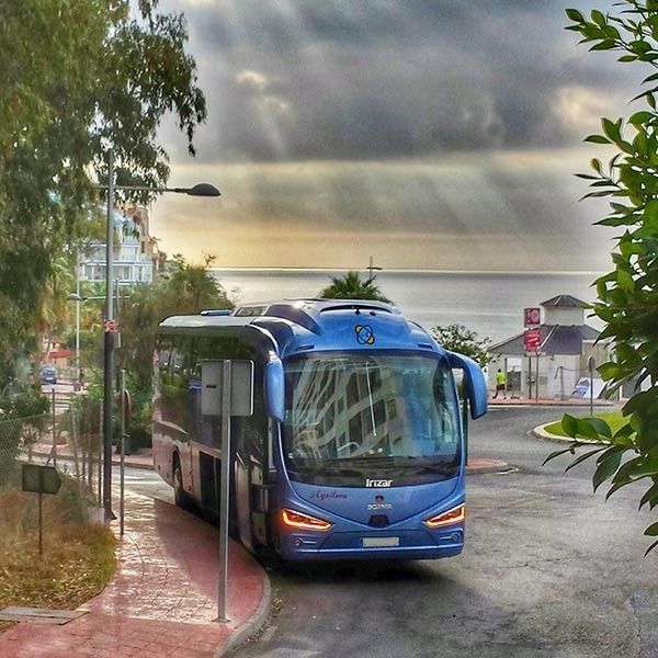Un autobús azul con el número 93 en el frente