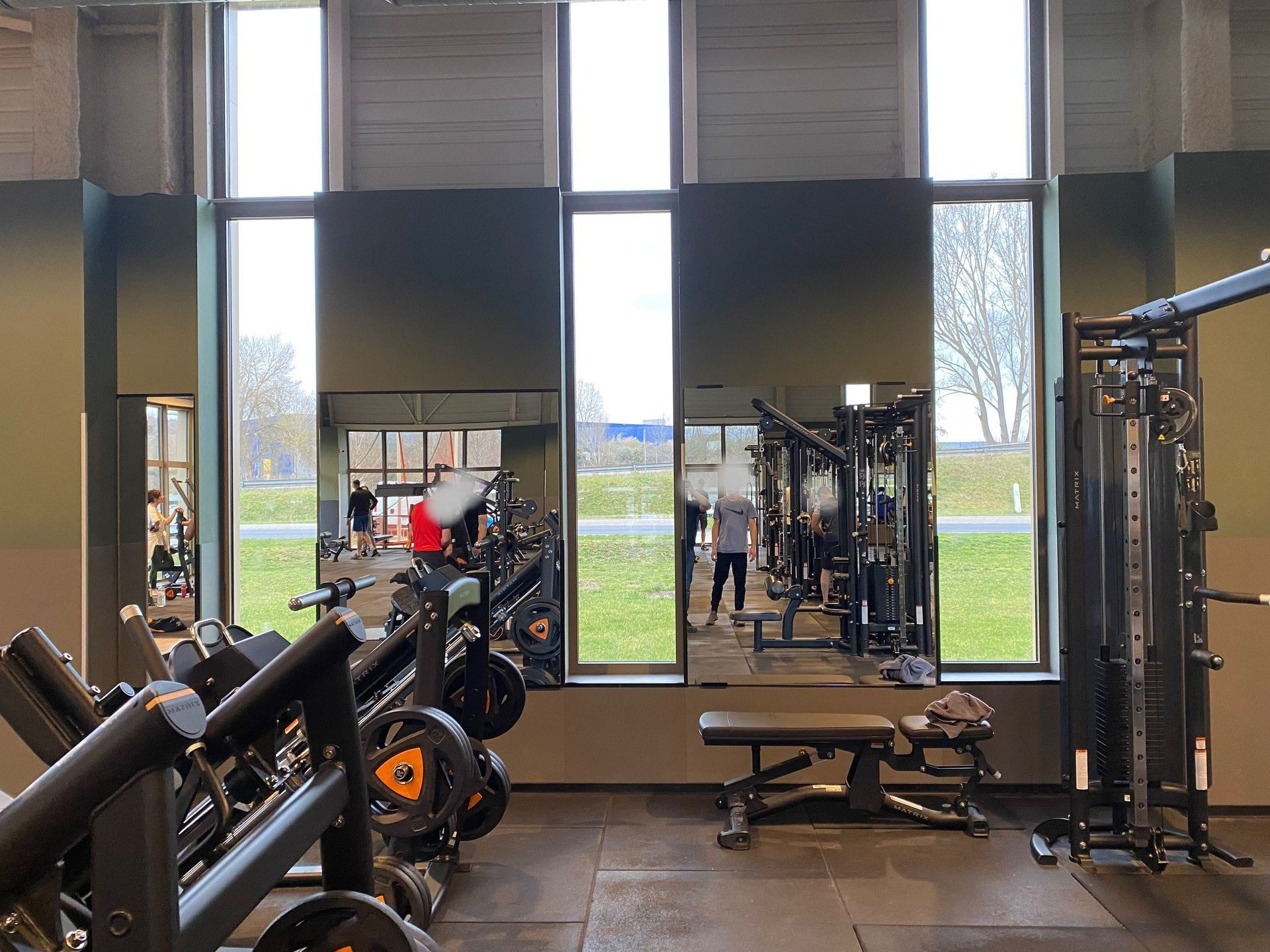 Miroirs d'une salle de sport