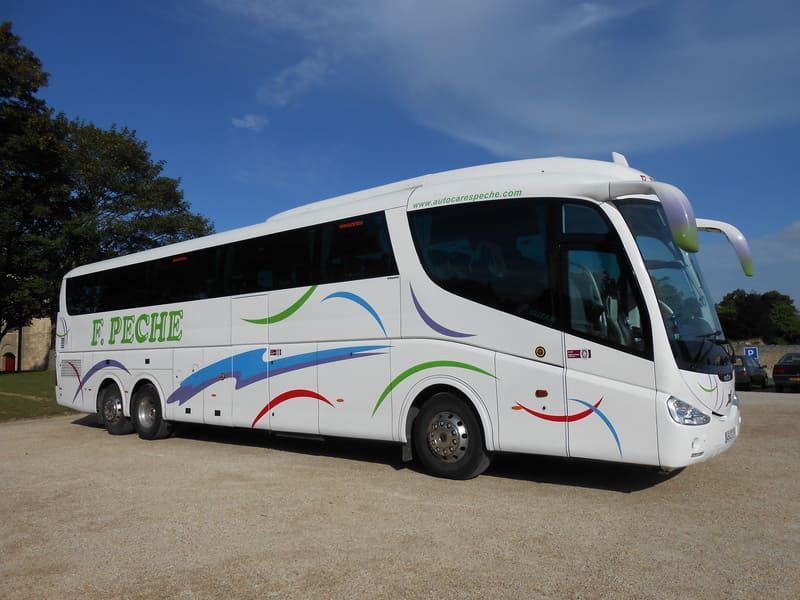Un autobús blanco con la palabra peche en el costado