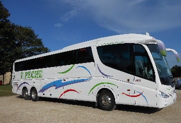 Un autobús blanco con la palabra Pierre en el lateral.