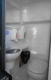 Un baño con inodoro, lavabo y espejo.