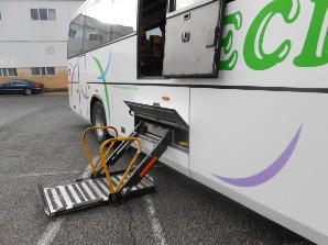 Un autobús blanco y verde con la palabra ech en el lateral