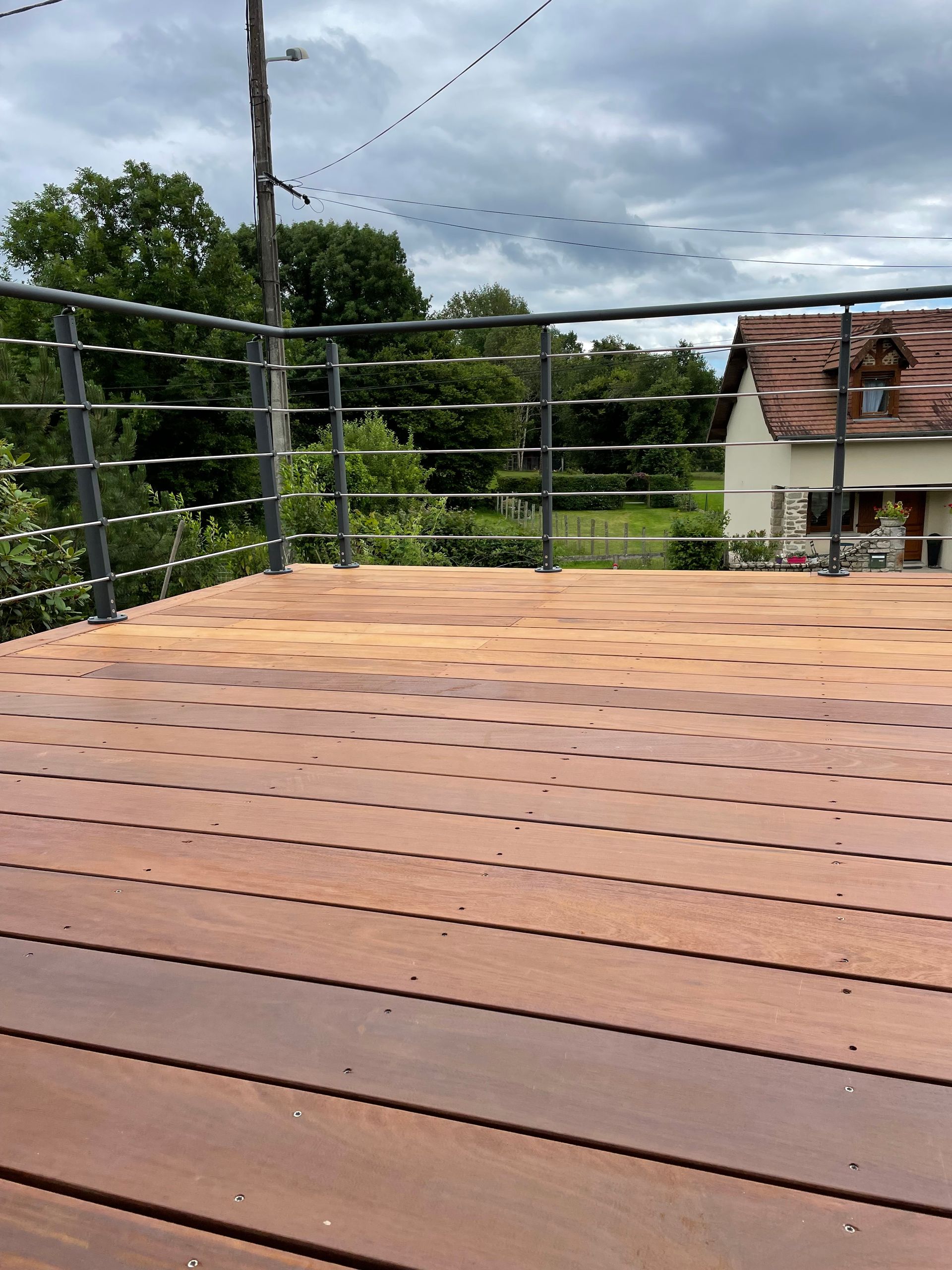 Création d'une terrasse en bois chez un particulier