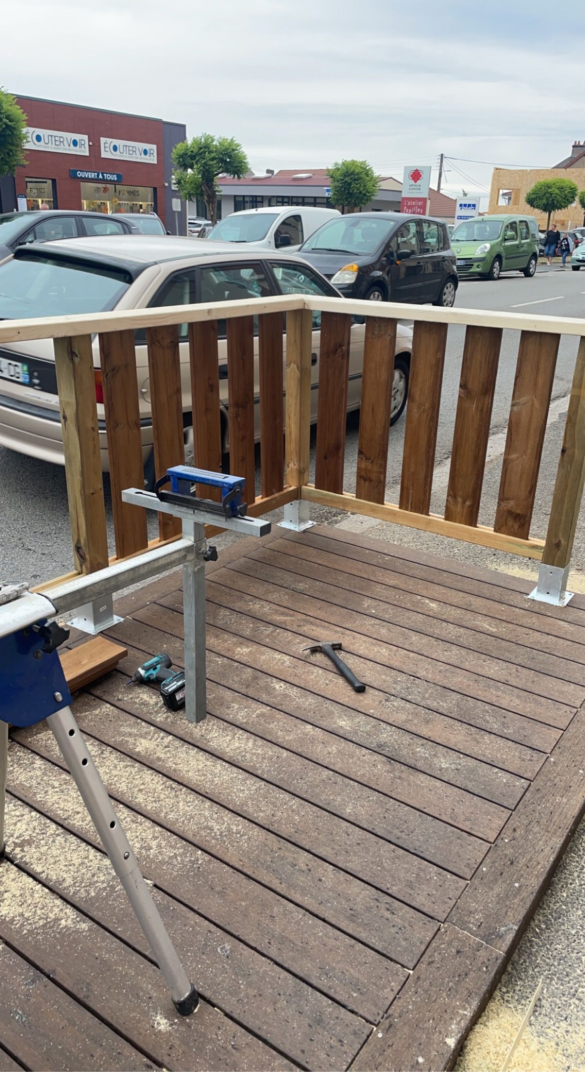 Pose de terrasse en bois commerciale