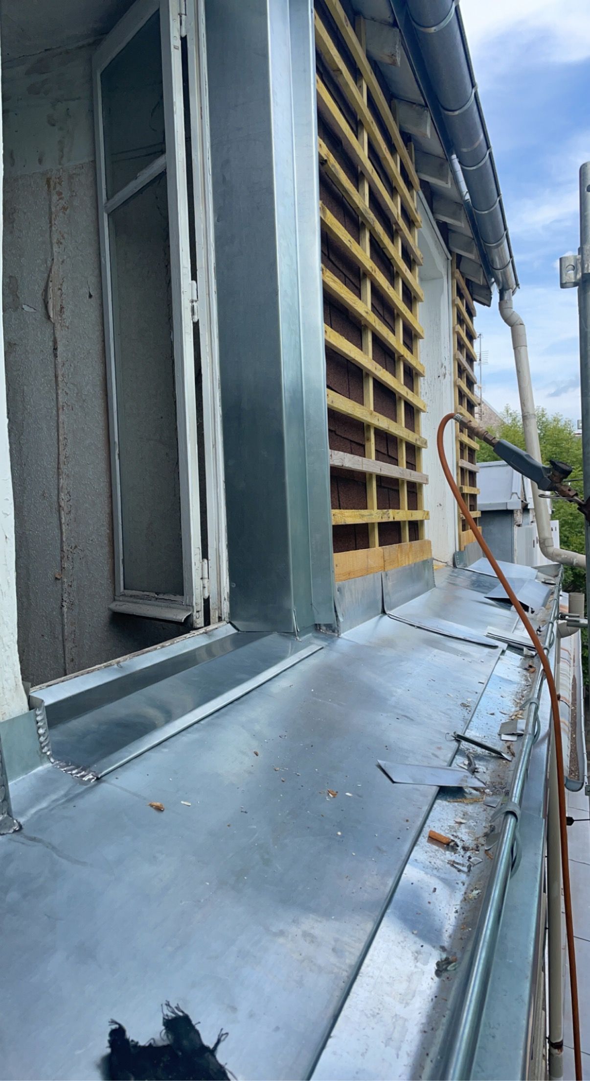 Photo d'une toiture avec zinc et fenêtre