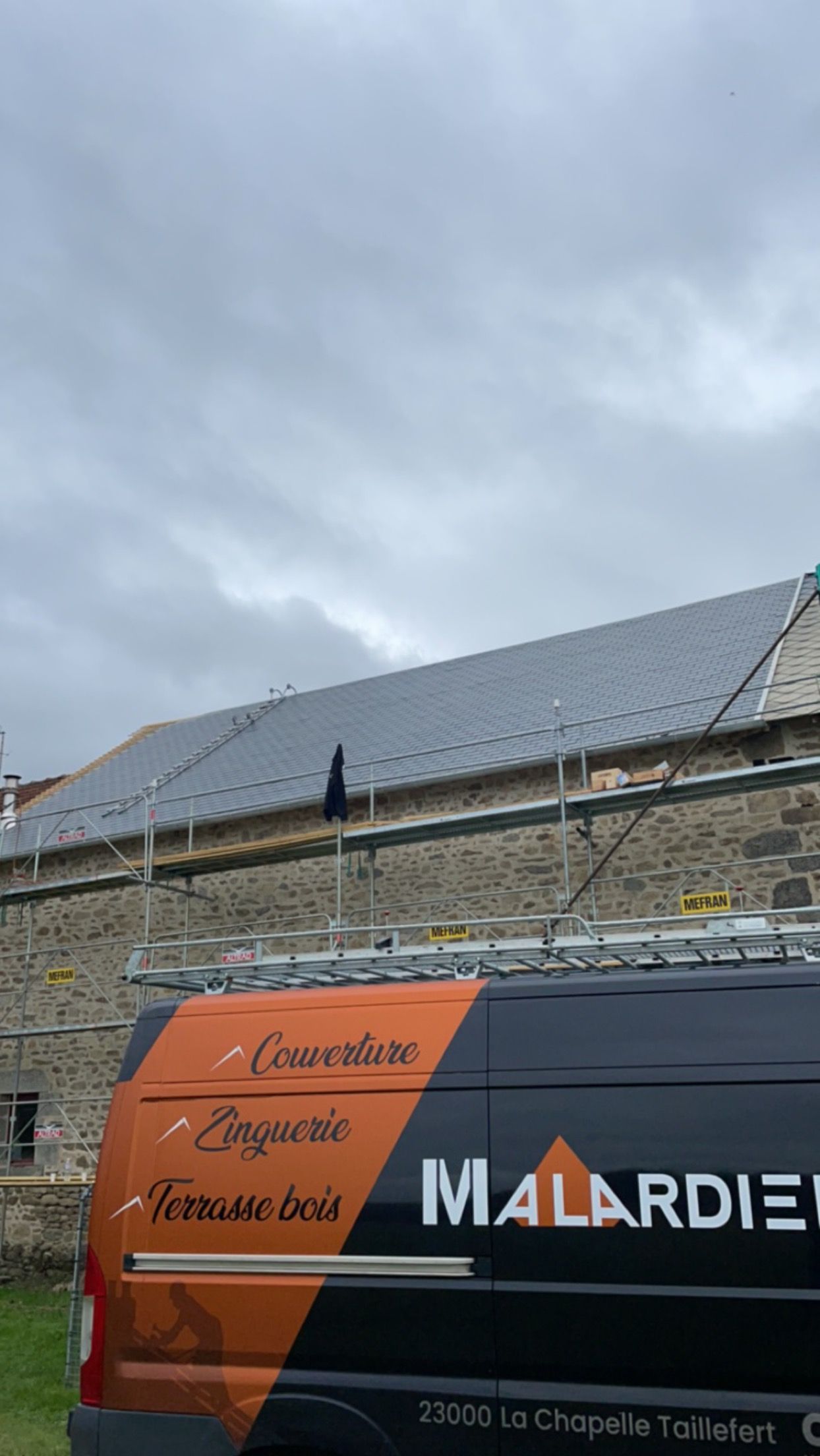 Pose d'ardoises couverture avec camion de l'entreprise