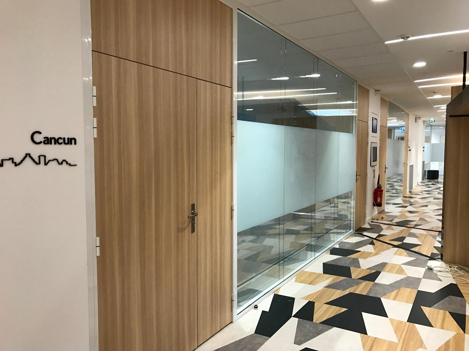 Pose d'un film occultant pour des bureaux