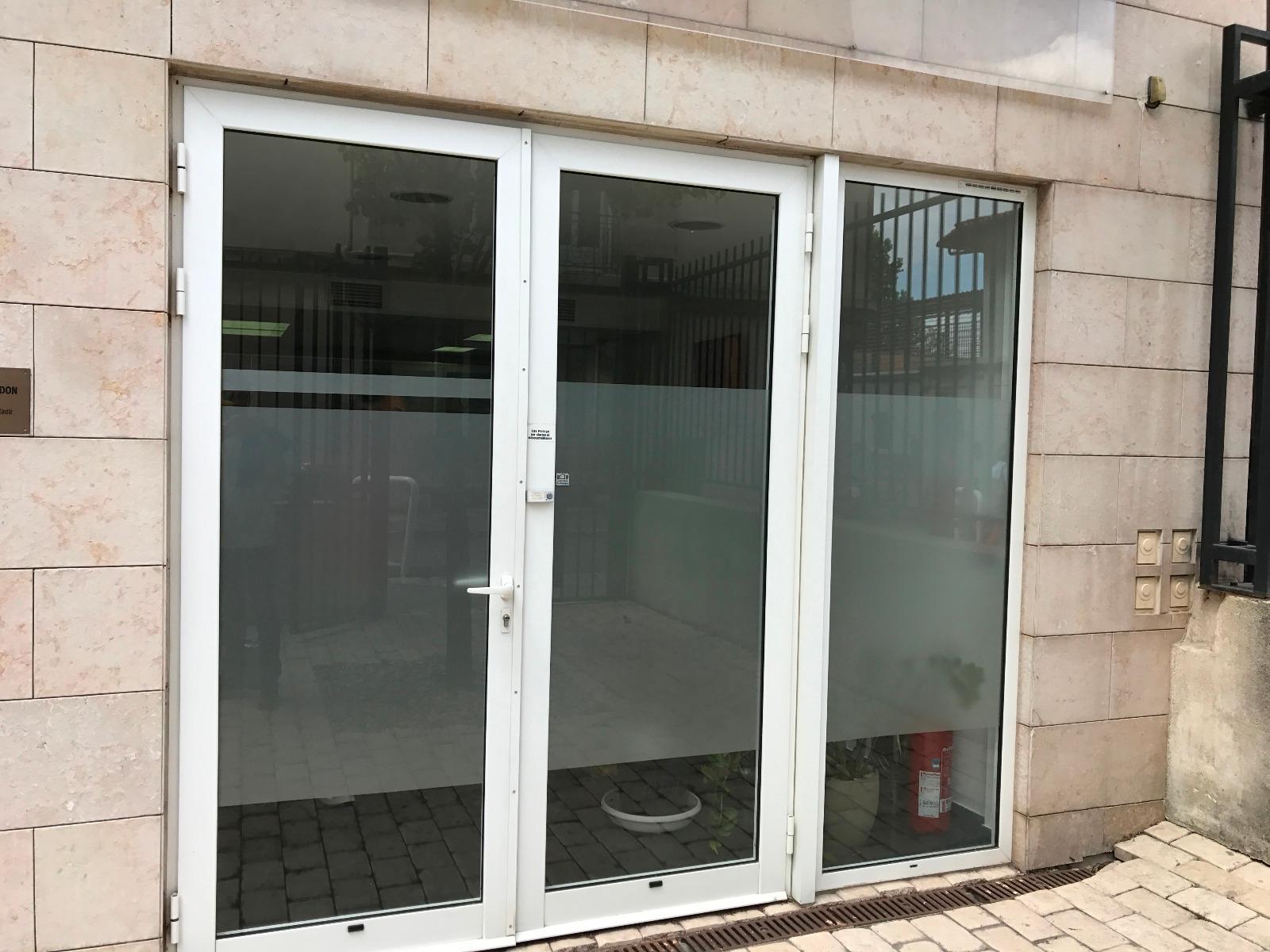 Pose d'un film occultant sur une porte vitrée