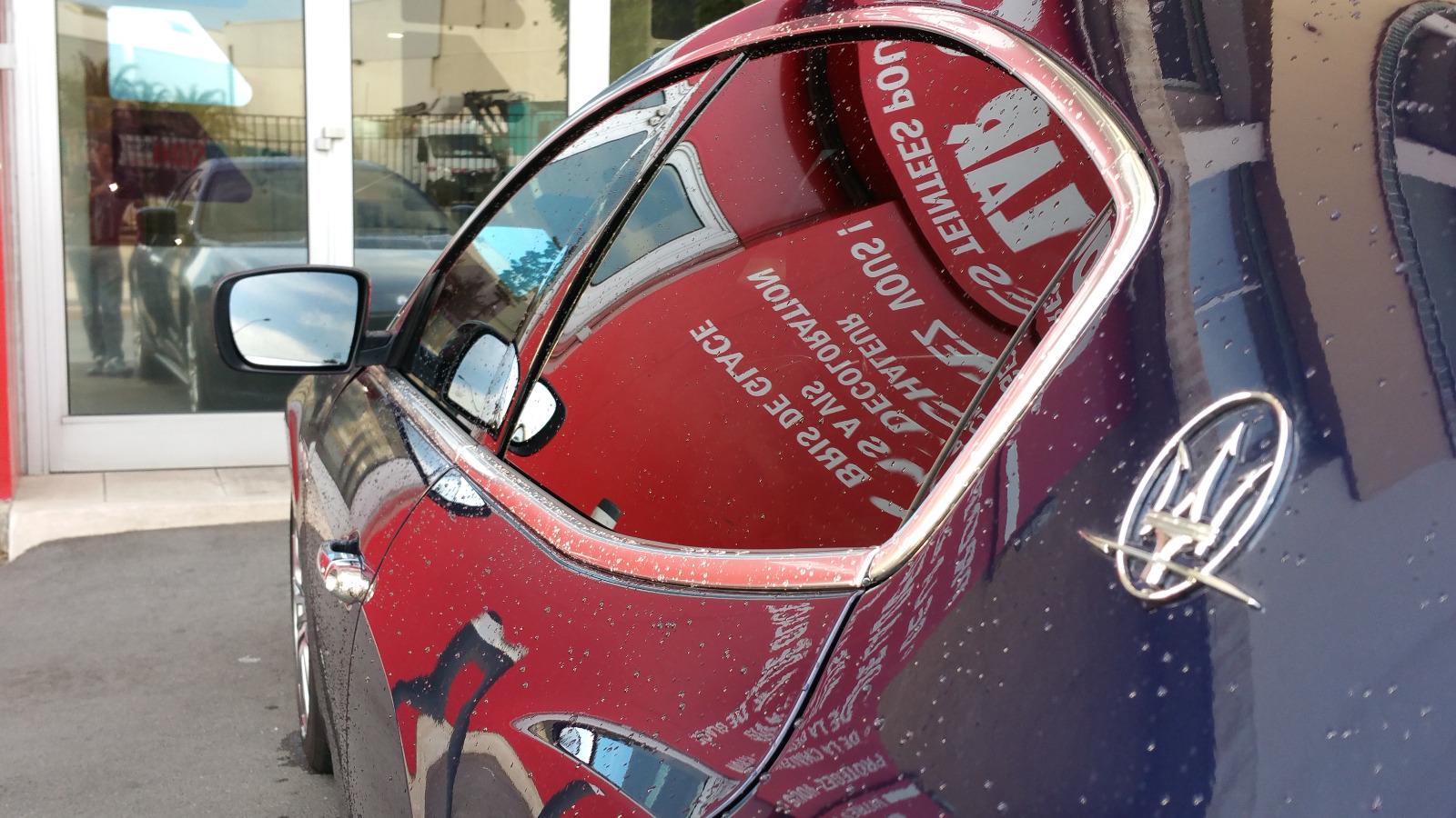 Pose de films adhésifs sur véhicules