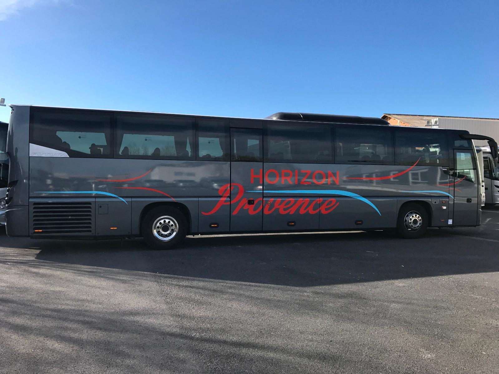 Pose d'un adhésif sur un bus