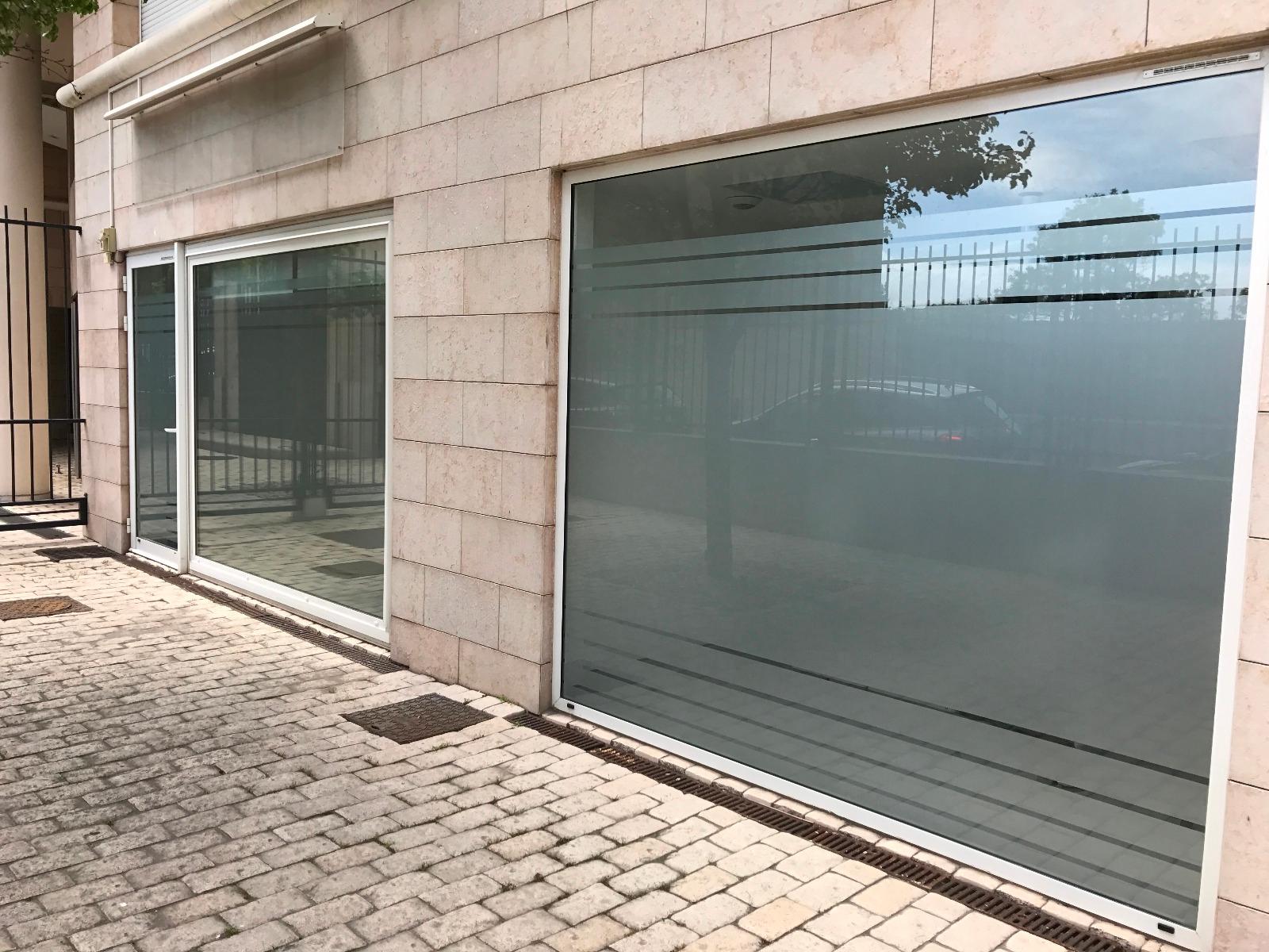 Pose d'un film anti-vis-à-vis