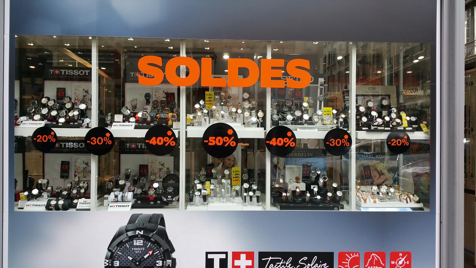 Pose d'un film décoratif sur une vitrine de magasin