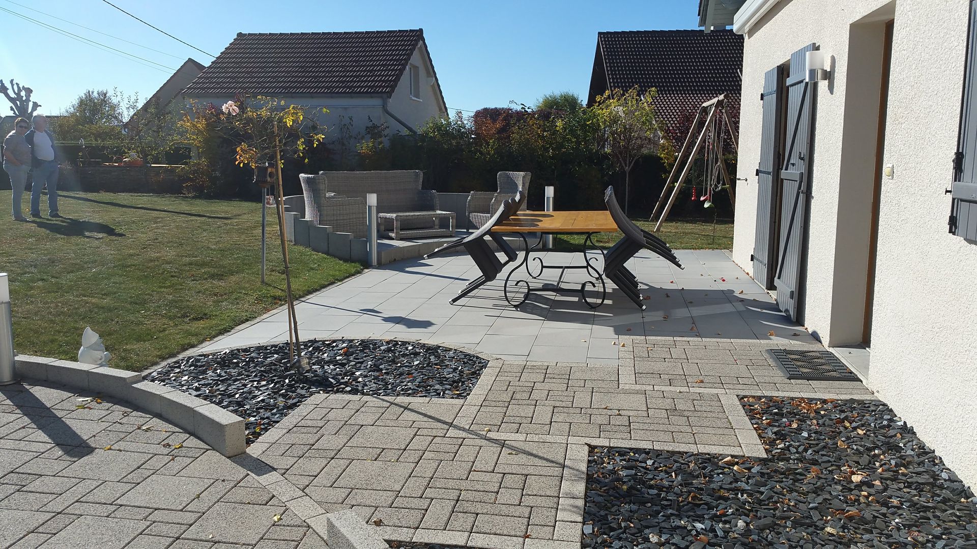 Photo d'une terrasse à pavé avec des graviers