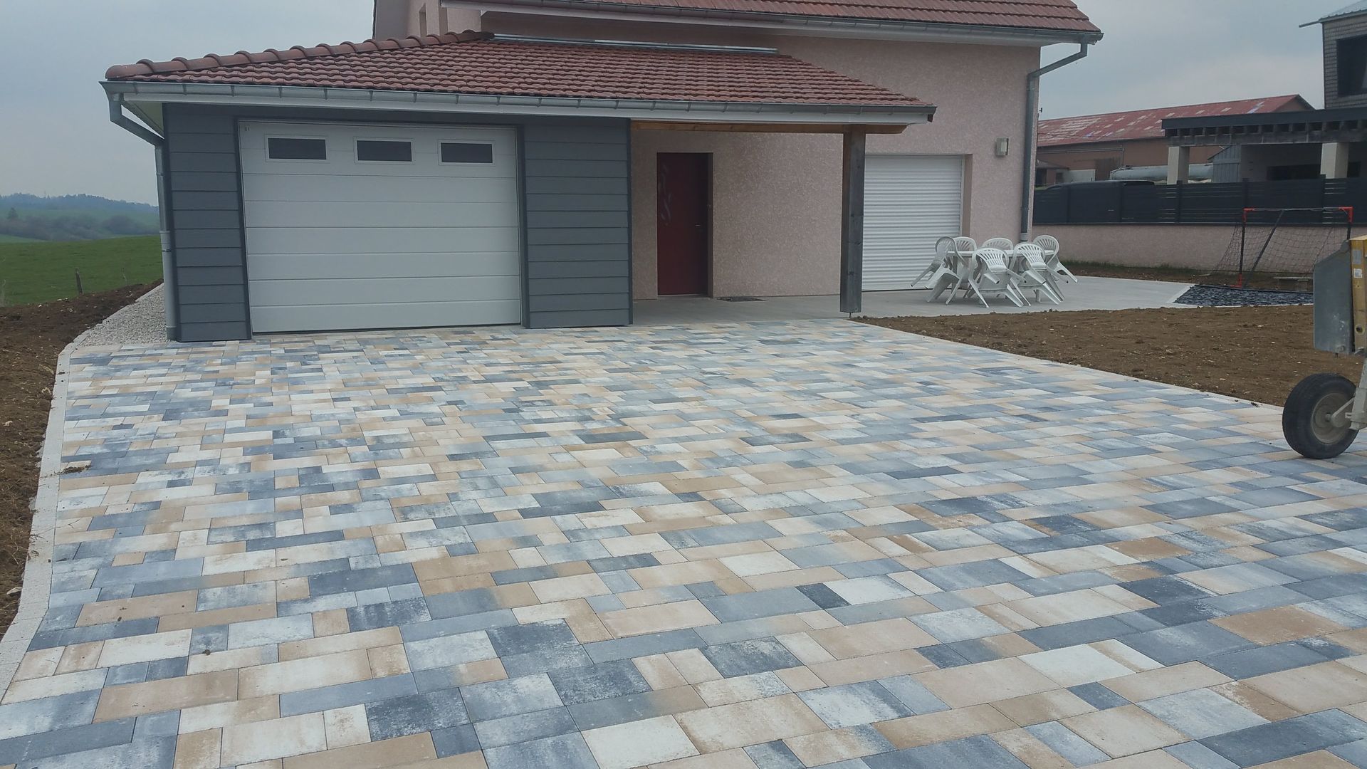 Photo d'une terrasse avec des pavés de plusieurs couleurs
