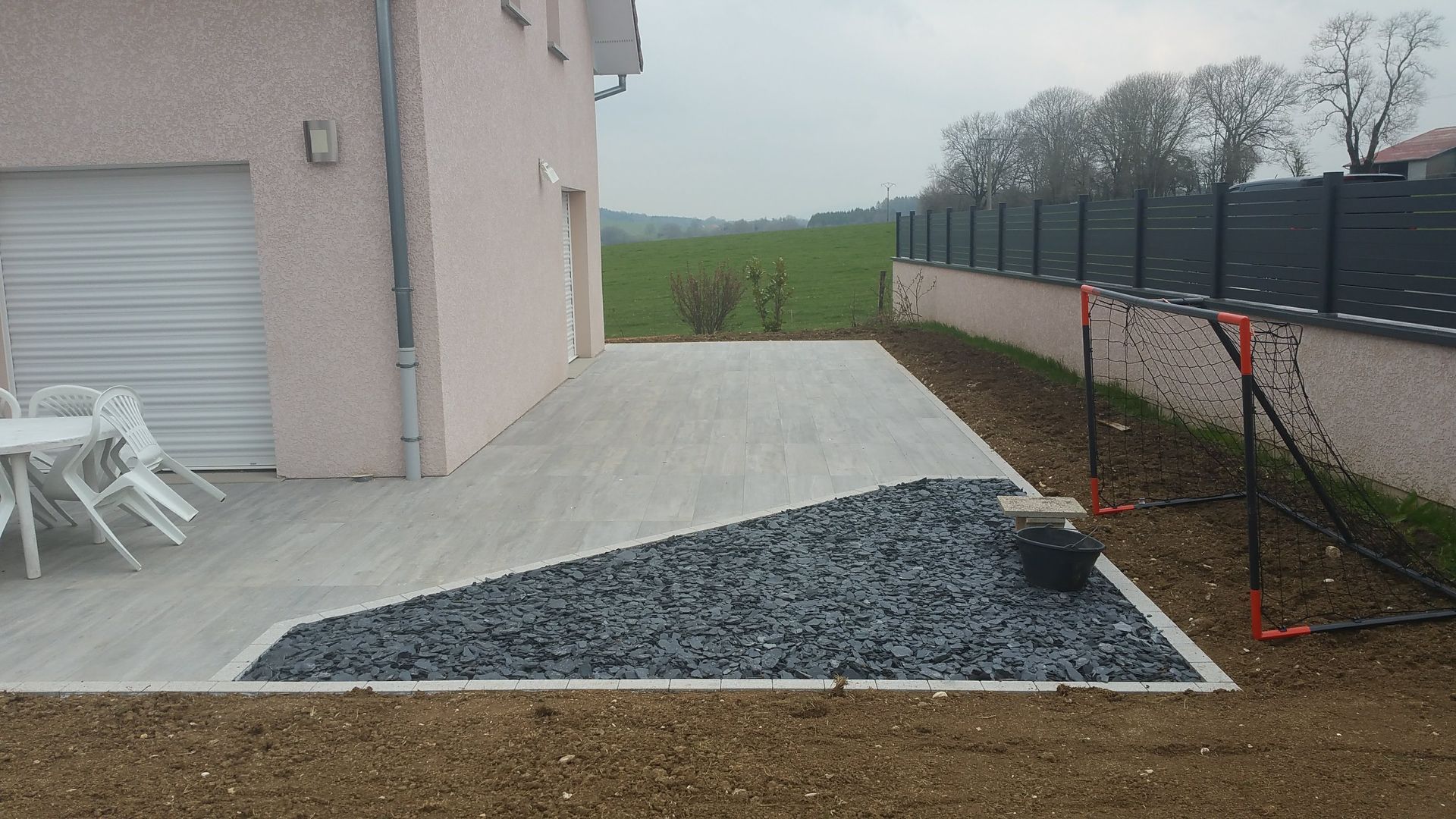 Photo d'une terrasse rénovée avec une partie en gravier et une partie en carrelage