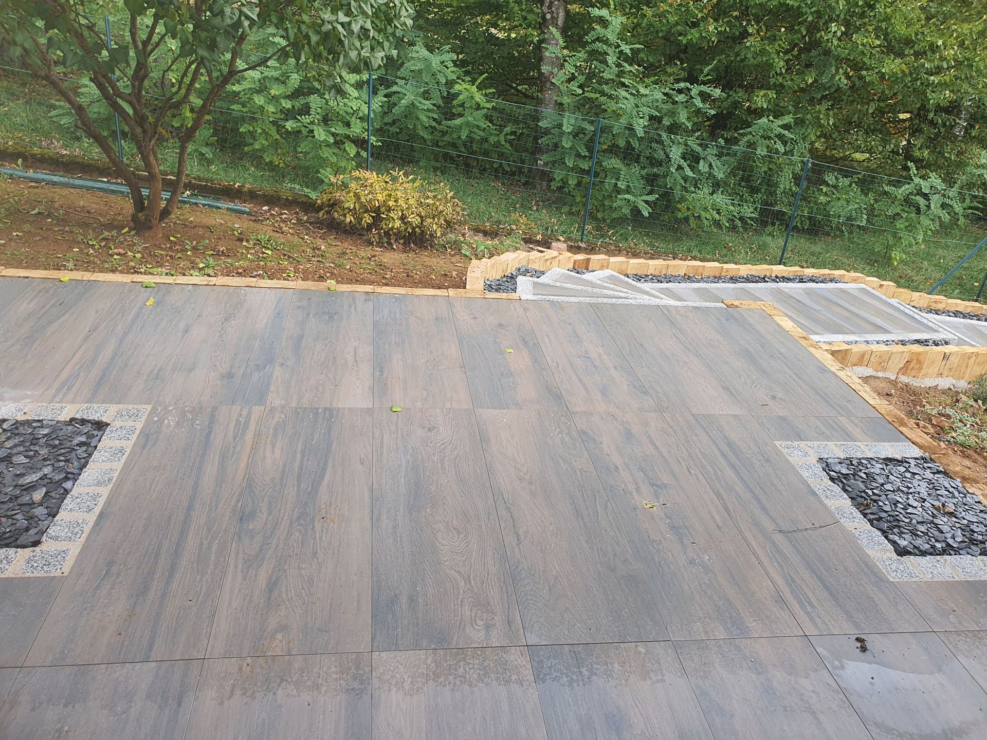 Photo d'escalier et une terrasse suspendue