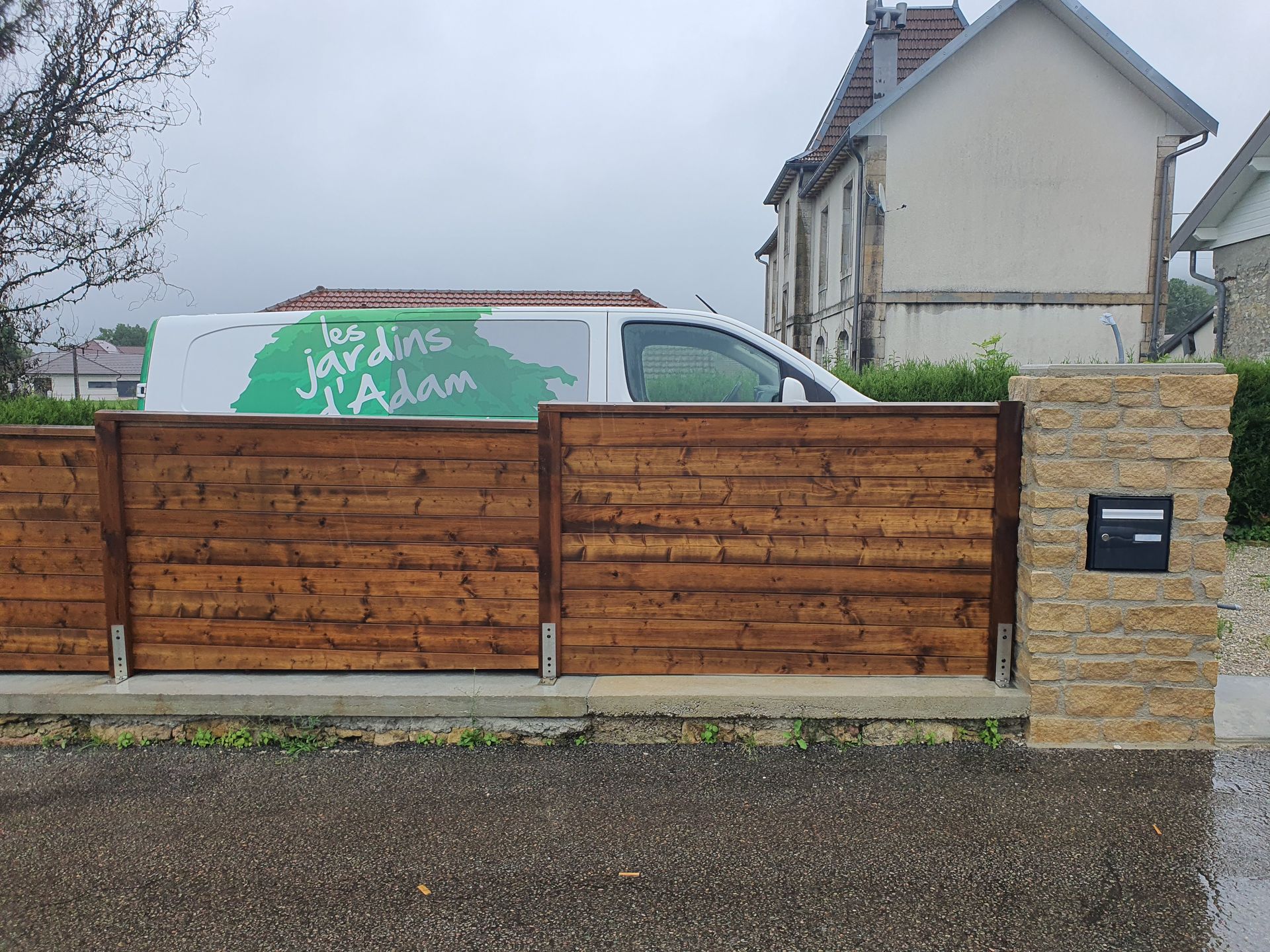 Photo de clôture haute en bois