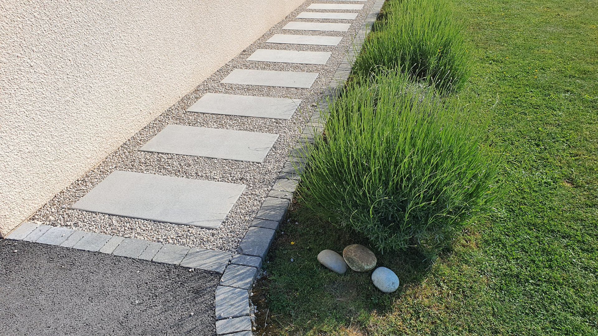 Photo de plantation et de chemin en pierre