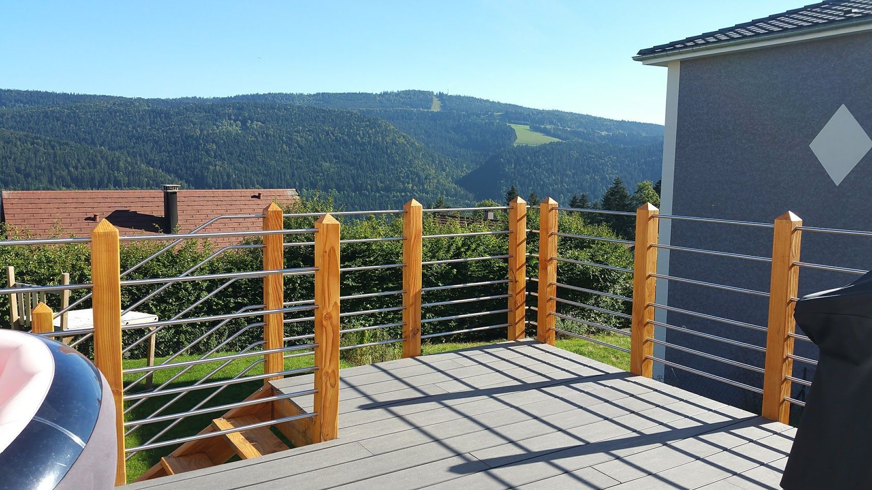 Photo de terrasse suspendue avec clôture en bois et métal