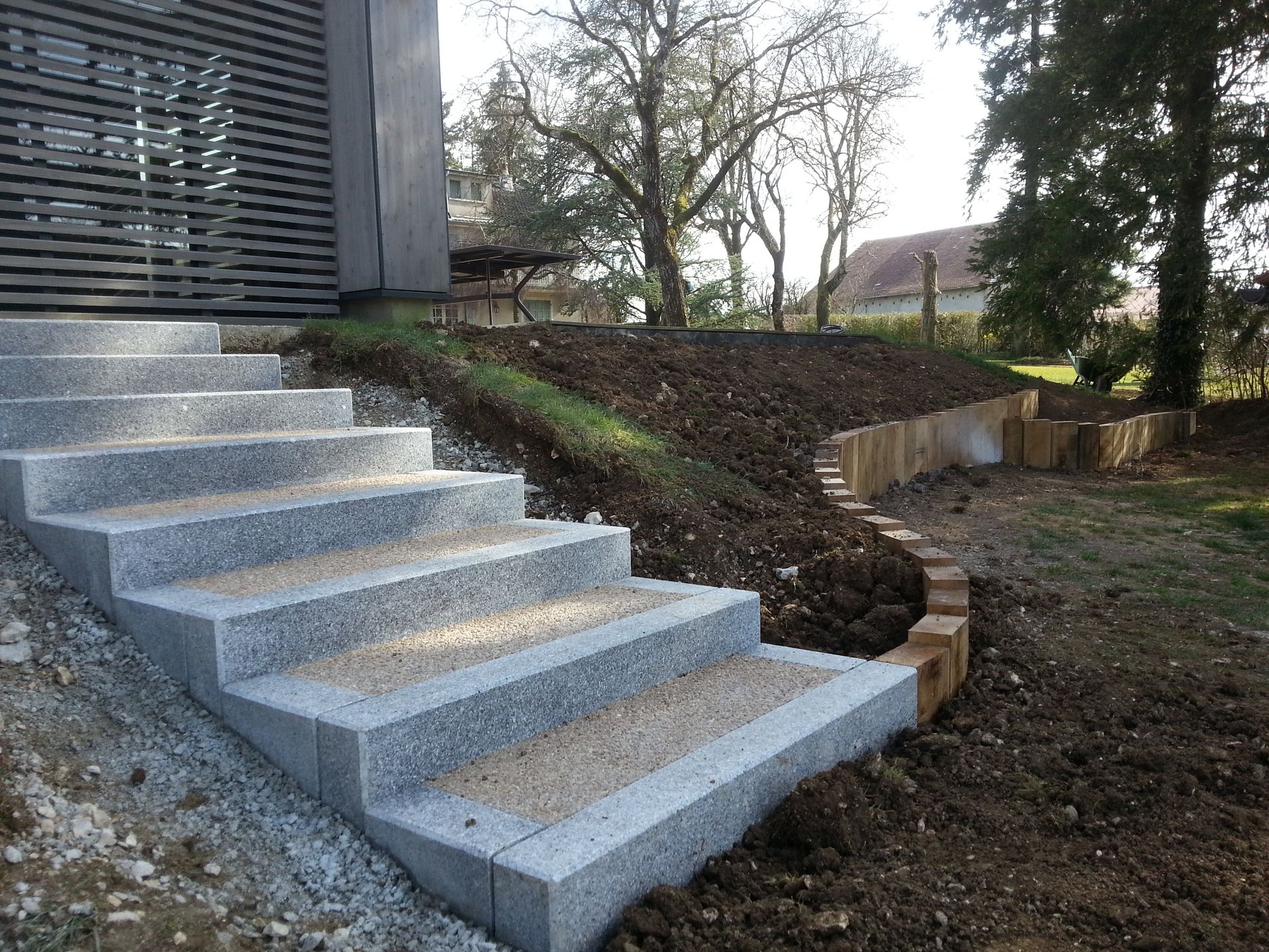 Photo d'escaliers gris et marrons