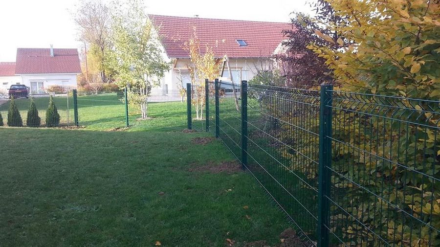 Une clôture verte dans un jardin