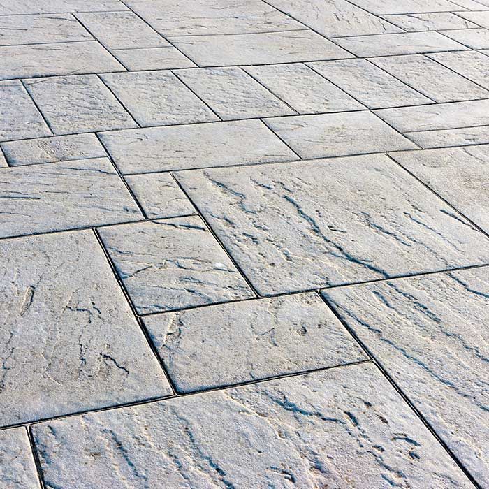 Une allée en cours de construction