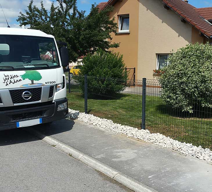 Le camion de l'entreprise devant une maison